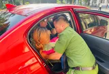 Đại úy Công an kịp thời cứu 2 mẹ con gặp nạn trên Quốc lộ 2