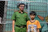 Bé trai 12 tuổi đạp xe giữa đêm, may mắn được công an phát hiện điều bất thường