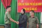 Kịp thời cứu người đàn ông Hàn Quốc nhảy sông ở cầu Phước Long