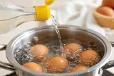 Vì sao nên thêm một chút giấm vào nồi khi luộc trứng?