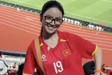 Chu Thanh Huyền sang Thái Lan sổ vũ tuyển Việt Nam với trang sức tỷ đồng, đêm về vẫn bán hàng tới 2h sáng
