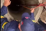 Người đàn ông rơi xuống giếng sâu, tuyệt vọng kêu cứu cho đến khi thấy ánh đèn cứu hộ