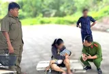 Hơn một giờ thuyết phục người phụ nữ bế con 10 tháng tuổi đi lại thất thần ở cầu Thủ Biên, lý do khiến nhiều người xót xa