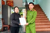Công an hỗ trợ người phụ nữ nhận lại 100 triệu đồng chuyển nhầm