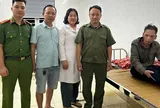 Trong đêm mưa bão, Công an Hà Nội kịp thời cứu người đàn ông gục bên đường