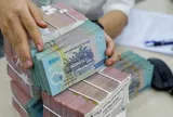 Chi tặng 700.000 đồng và 900.000 đồng/người cho mỗi Đảng viên (bao gồm tiền mặt và tặng phẩm) khi có huy hiệu bao nhiêu tuổi Đảng theo Nghị quyết 64?