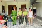 Rắn "khổng lồ" dài 3m, nặng hơn 4kg bất ngờ "có mặt" tại nhà người dân ở Nghệ An