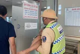 Khoảnh  khắc CSGT bế, dỗ dành bé trai 4 tuổi sốt cao, co giật vào viện cấp cứu