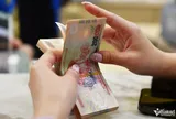 Tạm dừng chi trả thu nhập tăng thêm cho công chức theo cơ chế tài chính, thu nhập đặc thù đối với trường hợp nào?
