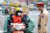 Shipper vận chuyển hàng hóa cồng kềnh bằng xe máy làm rơi hàng trên đường gây tai nạn giao thông thì bị phạt thế nào?