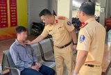 Người thợ xây bị rách giác mạc, kiệt sức trên đường về quê được CSGT kịp thời giúp đỡ