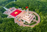Ngắm lá cờ Tổ quốc lớn nhất Việt Nam tung bay giữa đất trời Đất Mũi, kích thước khiến nhiều người bất ngờ