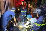 Giải cứu nạn nhân mắc kẹt trong xe máy sau tai nạn giao thông