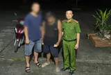 Biểu hiện bất thường của người đàn ông đi lại một mình trong đêm, công an vào cuộc hỗ trợ