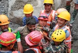 Phép màu 9 ngày sau thảm họa ở Nepal: 2 công nhân được giải cứu khỏi đường hầm