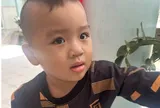 Bé trai 2 tuổi bị bỏ rơi trước cửa nhà dân, bên cạnh chỉ có mảnh giấy