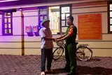 Cụ ông 70 tuổi đi xe đạp thăm con gái rồi lạc cách nhà gần 100 km đã về với gia đình
