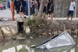 Ô tô chở 5 người lao xuống mương khiến đôi vợ chồng tử vong, xe chỉ vừa đi được 250m