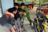 Công an xã Trà Liên tận tình hỗ trợ người khuyết tật làm định danh điện tử