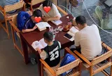 Bức ảnh gia đình trong quán cafe gây sốt khắp MXH, hai cậu bé làm một việc khiến nhiều người “xin vía”