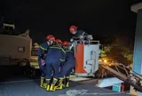 2 giờ căng thẳng giải cứu nam kỹ sư trèo lên mái nhà, đe dọa nhảy xuống