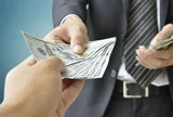 Chồng tháng nào cũng đưa gần hết lương cho mẹ, tôi khó chịu suốt nhiều năm rồi bất ngờ khi biết bà đã âm thầm làm điều này