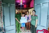 Ấm áp những món quà đầu năm học mới Công an xã Vu Gia trao tặng các em học sinh có hoàn cảnh khó khăn