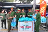 Ấm lòng những suất “cơm 1 nghìn” của Công an xã Tân Bình cho người dân khó khăn