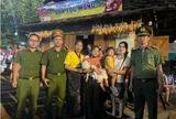 Ấm lòng hình ảnh Công an Lai Châu đưa 6 trẻ đi lạc về với gia đình