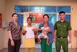 Bé gái 11 tháng tuổi mất tích tại sạp quần áo ở An Giang được tìm thấy cách nhà hơn 30km