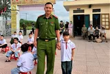 Câu chuyện ấm áp phía sau hình ảnh công an đưa em nhỏ đến trường
