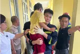 30 phút giải cứu bé trai lớp 2 hoảng loạn khi mắc kẹt giữa khe tường ở trường học