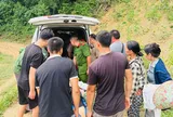 Vượt đường đồi hiểm trở, cứu người phụ nữ bị ngã từ cây hồi xuống đất