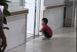 Cảnh tượng trước cửa phòng sinh khiến 2 triệu người dừng lại xem, lý do phía sau gây xúc động