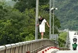 Đại úy Công an Quảng Trị cứu nam thanh niên mạo hiểm trên thành cầu Xuân Sơn