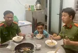 Gia cảnh đặc biệt khó khăn của cậu bé đi bộ gần 100km để tìm gặp mẹ