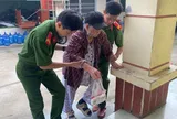 Hỗ trợ cụ bà 91 tuổi thăm gặp con sau hơn 6 tháng xa cách tại Phân trại tạm giam Quảng Ngãi