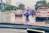 Trong cơn mưa, CSGT Hà Nội mở đường đưa người bệnh đi cấp cứu