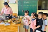 Một trường tiểu học gửi giấy mời phụ huynh kiểm tra đột xuất bữa ăn bán trú