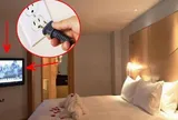 Các cặp đôi thường rút phíc cắm TV sau khi nhận phòng khách sạn: Vì sao?