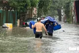 Vinh ngập tới 40 cm, nhiều tuyến phố chìm trong nước