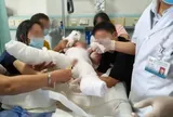 Để con một mình trong phòng tắm, bé gái 2 tuổi bị nước nóng 70°C dội vào người suốt gần 2 phút
