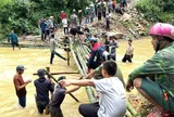 Sạt lở vùi lấp tỉnh lộ, hơn 1.000 người bị cô lập, hàng chục người mở đường cứu dân