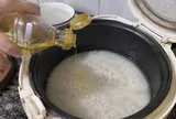 Vì sao người biết nấu cơm thường cho vài giọt dầu ăn vào nồi? Hóa ra chúng có công dụng ai cũng thích