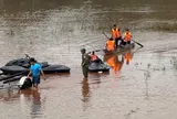 Mưa lớn cuốn trôi ô tô, lực lượng chức năng xuyên đêm tìm người nghi mất tích