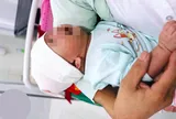 Bé trai hơn 1 tháng tuổi bị bỏ rơi trong đêm bên cổng làng ở Nghệ An, kèm lời nhắn gửi đầy xót xa