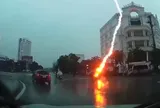 Khoảnh khắc sét đánh tóe lửa, người phụ nữ đi xe máy ở Nghệ An ngã xuống đường