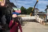 Khoảnh khắc cổng làng đổ sập, bé trai lớp 3 bị đứt lìa cánh tay