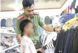 Bé trai 13 tuổi một mình vượt gần 100km đường núi tìm mẹ được Công an hỗ trợ