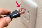 Hai lỗ nhỏ trên phích cắm điện có tác dụng gì? Hoá ra rất nhiều người không biết công dụng thật sự